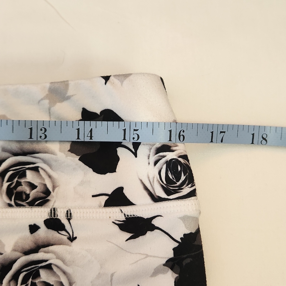 FLEO Moon Rose Mid Rise Black & White Shorts Workout Exercise L - Picture 4 of 10